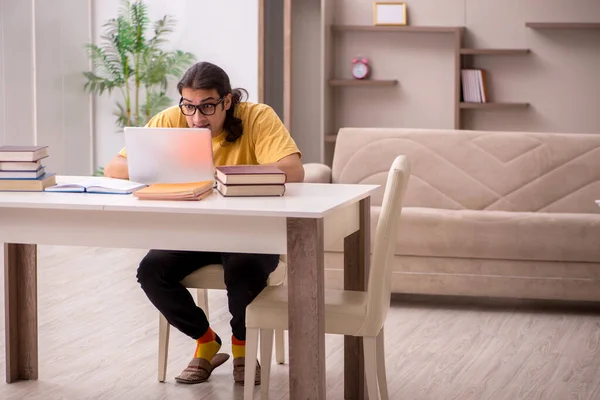 Joven estudiante masculino preparándose para los exámenes en casa — Foto de Stock