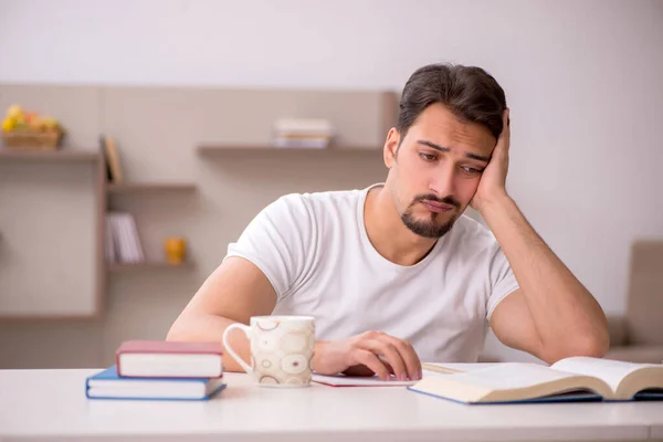 Giovane studente maschio che studia a casa durante la pandemia — Foto Stock