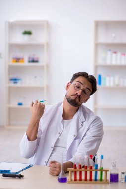 Laboratuvarda çalışan genç bir kimyager.