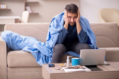 Genç adam kendini kötü hissediyor.