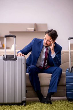 Genç işadamı eve gitmeye hazırlanıyor.