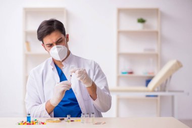 Aşı konseptinde genç bir erkek doktor.