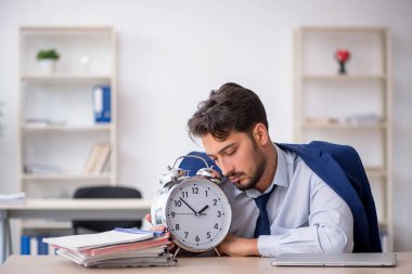 Zaman yönetimi konseptinde genç erkek çalışan
