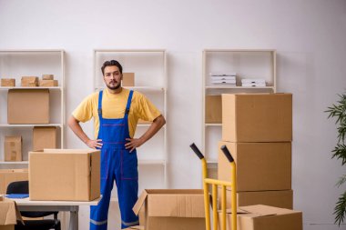 Genç erkek müteahhit evde yer değiştiriyor.