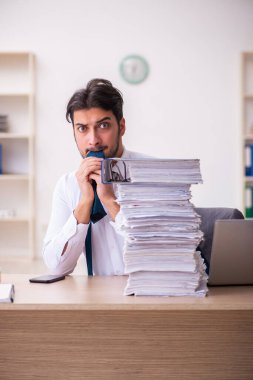 Genç işadamı ofisteki aşırı işten memnun değil.