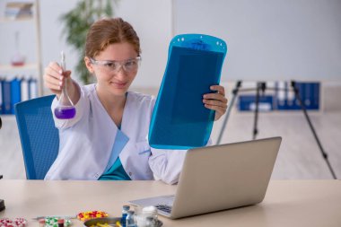 Genç kadın kimyager uyuşturucu sentezi konsepti