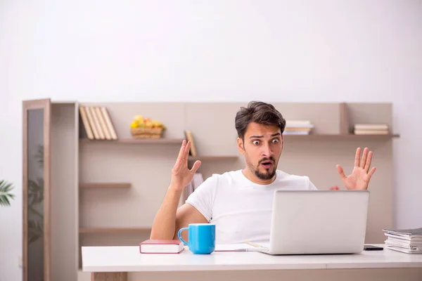 Young male employee working from home during pandemic — Stock Photo, Image