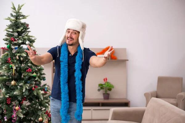 Giovane uomo che celebra il Natale a casa — Foto Stock
