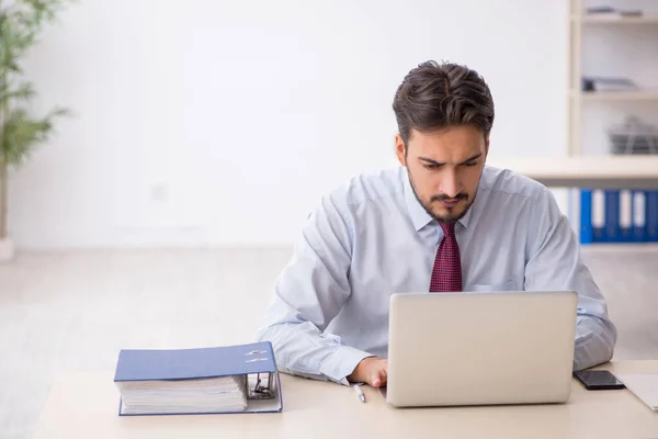 Giovane dipendente maschile che lavora in ufficio — Foto Stock