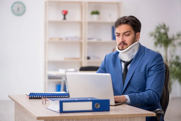 Junge Nackenverletzung männlicher Angestellter im Büro — Stockfoto