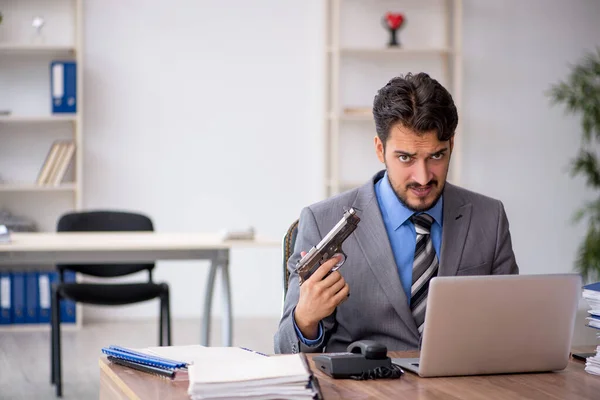 Junge männliche Angestellte begeht Selbstmord im Büro — Stockfoto