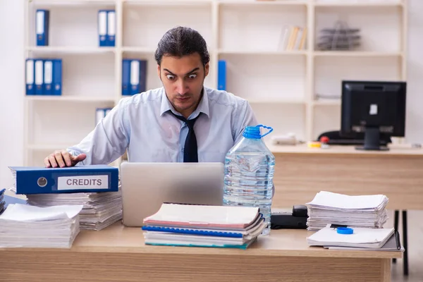 Joven empleado sudoración en el lugar de trabajo — Foto de Stock