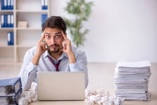 Joven empleado masculino en concepto de ideas rechazadas — Foto de Stock