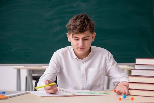 Jongen zit in de klas — Stockfoto