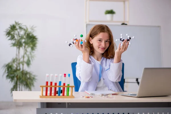 Ung kvinnlig kemist student studerar molekylär modell — Stockfoto