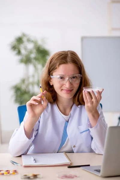 Giovane chimica femminile nel concetto di sintesi dei farmaci — Foto Stock