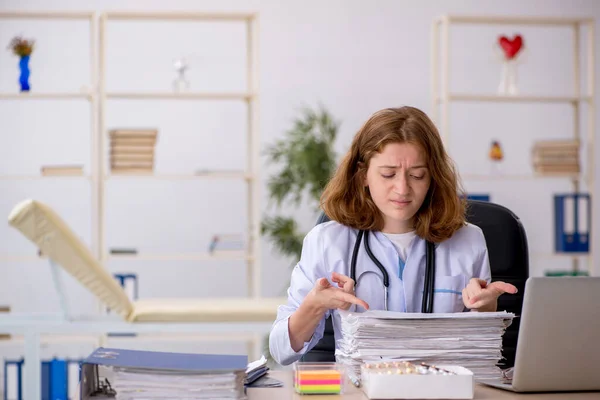 Klinikte çalışan genç bir bayan doktor. — Stok fotoğraf