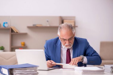 Salgın sırasında evde çalışan yaşlı bir erkek işçi.