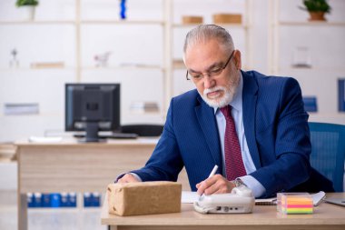 Eski erkek çalışan, internet üzerinden kutu sipariş ediyor.