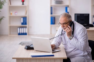 Teletıp konseptinde yaşlı bir doktor.