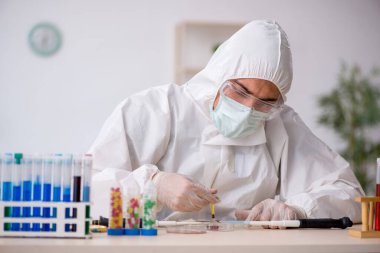 Genç erkek kimyager uyuşturucu sentezi konsepti