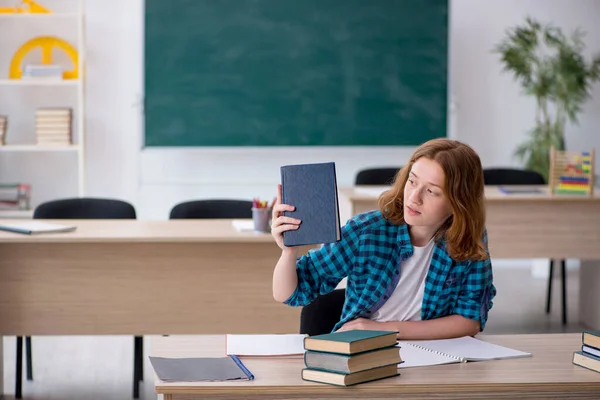 Ung kvinnlig student förbereder sig för tentamen i klassrummet — Stockfoto