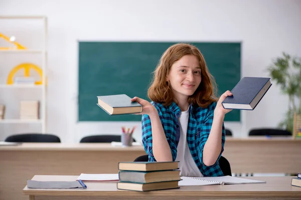 Jonge vrouwelijke student bereidt zich voor op examen in de klas — Stockfoto