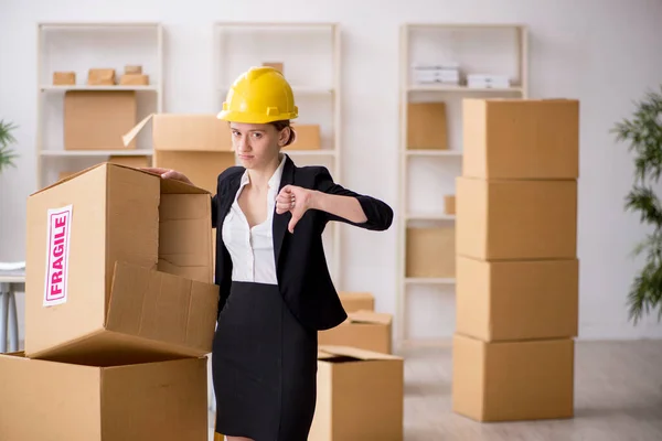 Young female professional mover doing home relocation — Stock Photo, Image