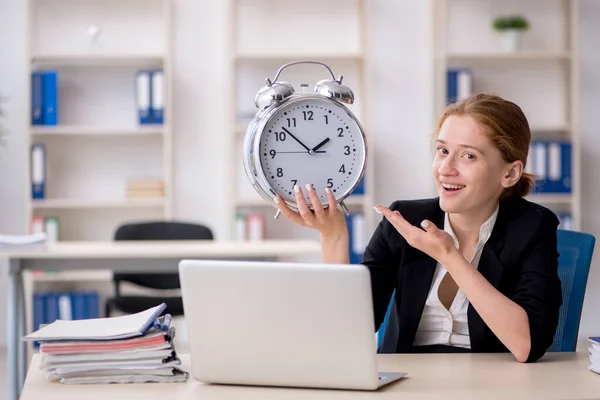 Giovane dipendente donna nel concetto di gestione del tempo — Foto Stock