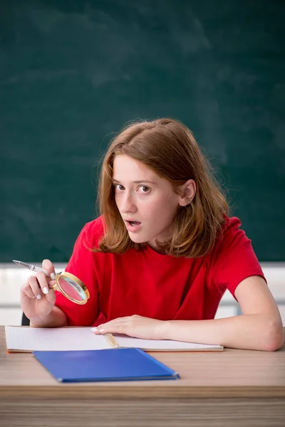 Giovane studentessa che si prepara per gli esami in classe — Foto Stock