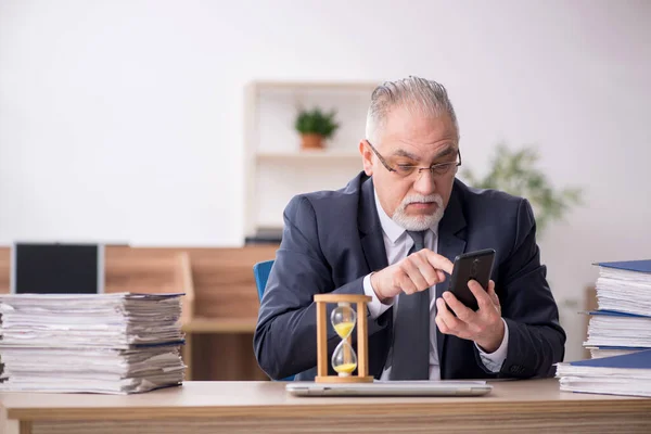 時間管理の概念で高齢男性従業員 — ストック写真