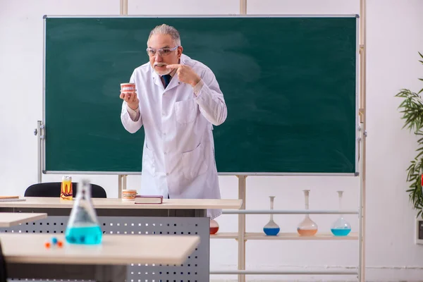 Old male doctor dentist in the classroom — Stock Photo, Image