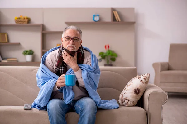 Velho sofrendo em casa — Fotografia de Stock