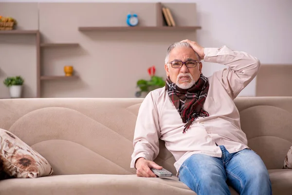 Old man suffering at home — Stock Photo, Image