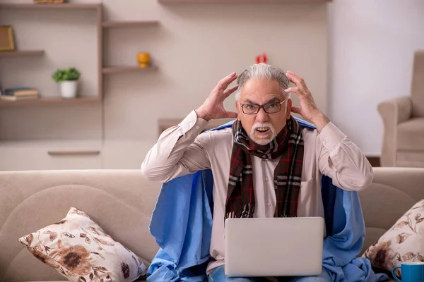 Old man suffering at home — Stock Photo, Image