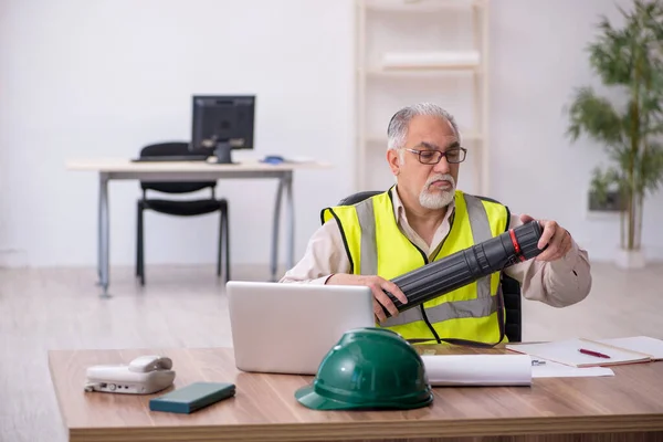 Velho arquiteto masculino trabalhando no escritório — Fotografia de Stock