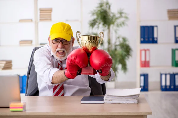 Eski erkek boksör altın kupayla ödüllendiriliyor. — Stok fotoğraf