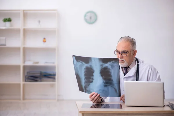 Velho médico radiologista do sexo masculino trabalhando no hospital — Fotografia de Stock