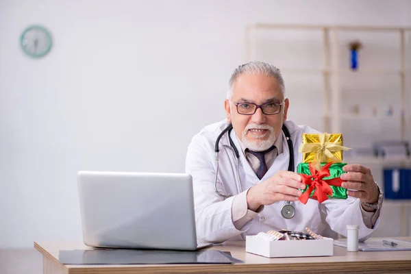 Yaşlı erkek doktor hastanede Noel 'i kutluyor. — Stok fotoğraf