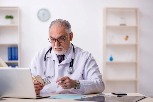 Alte männliche Ärztin arbeitet im Krankenhaus — Stockfoto