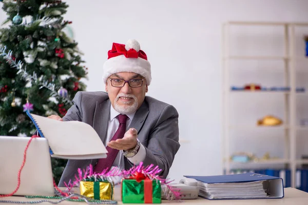 Empleado varón envejecido celebrando Navidad en el lugar de trabajo — Foto de Stock
