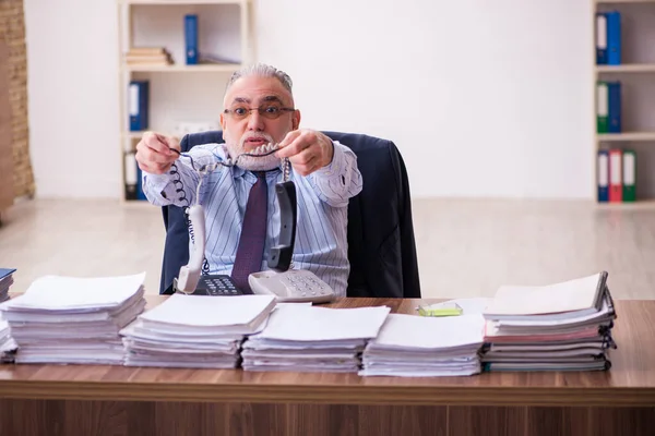 Gammal affärsman anställd missnöjd med överdrivet arbete på kontoret — Stockfoto