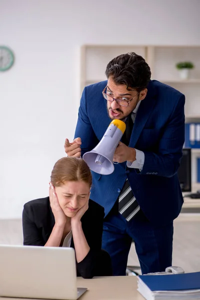 Chefe irritado e jovem funcionária no local de trabalho — Fotografia de Stock