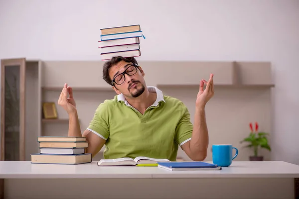 Joven estudiante masculino estudiando en casa —  Fotos de Stock