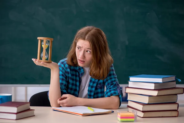 Młoda studentka w koncepcji zarządzania czasem — Zdjęcie stockowe