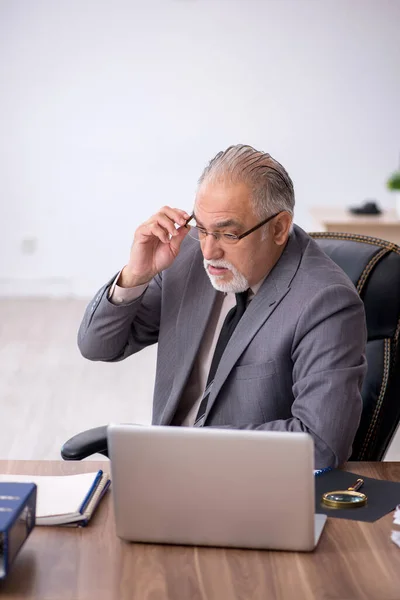 Old male employee working in the office — Stock Photo, Image