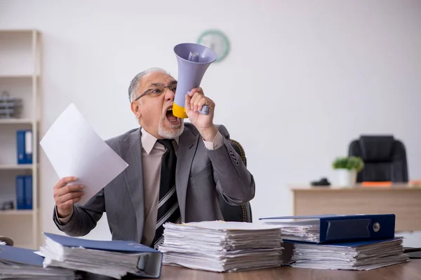 Vecchio dipendente maschio che tiene megafono in ufficio — Foto Stock