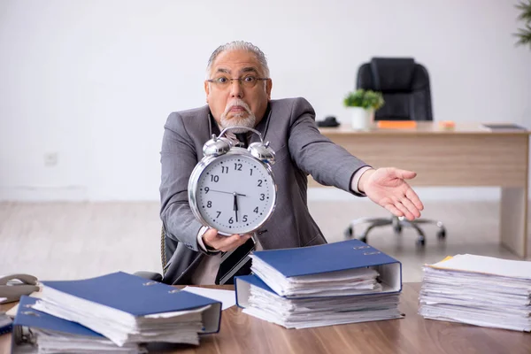 Velho empregado masculino no conceito de gerenciamento de tempo — Fotografia de Stock