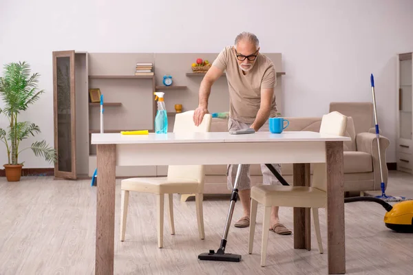 家で家事をする老人 — ストック写真