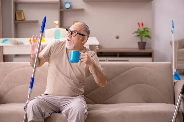 Viejo haciendo tareas domésticas en casa —  Fotos de Stock